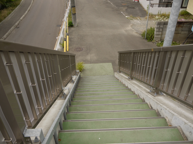 南7条大橋取付高架橋(札幌市豊平区) 高架橋歩道への階段(北側)
