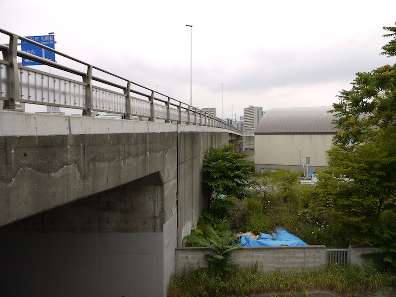 南7条大橋取付高架橋(札幌市豊平区) 階段(北側)から撮影した南7条大橋取付高架橋