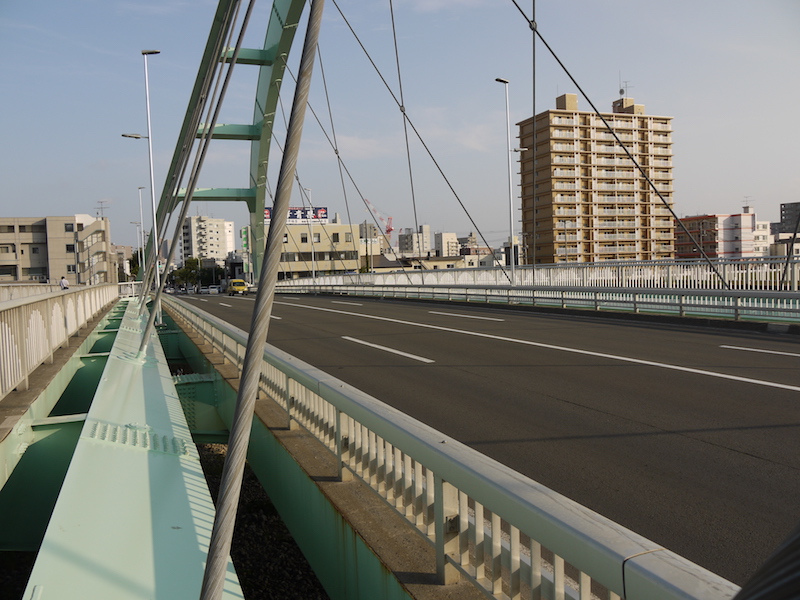 水穂大橋(札幌市中央区・白石区) 歩道拡張部から撮影した南郷通(1)