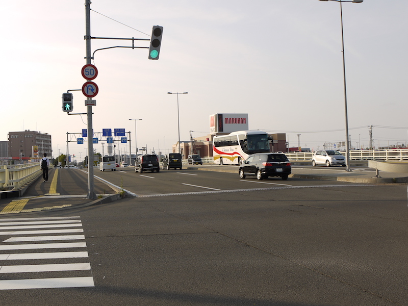 東橋(北海道札幌市中央区・白石区) 終点左側から撮影した札幌・江別通