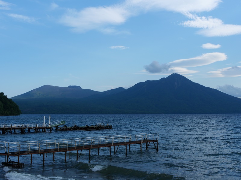 支笏湖(北海道千歳市) 観光船乗り場から撮影した風不死岳と樽前山