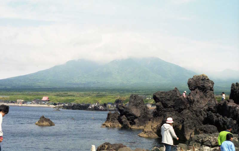 仙法志御崎の奇岩と利尻山