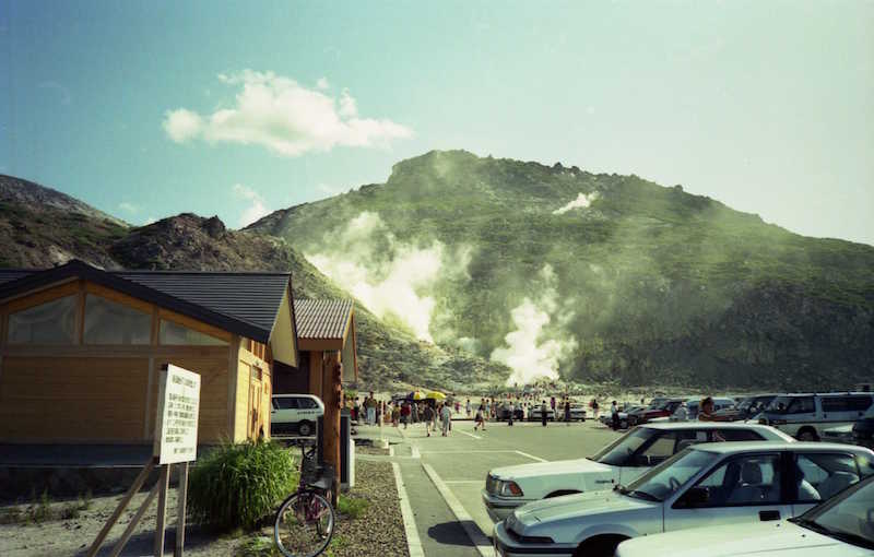 駐車場側から撮影したアトサヌプリ(硫黄山)