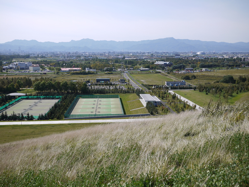 モエレ山登山道から撮影 テニスコート 北海道札幌市