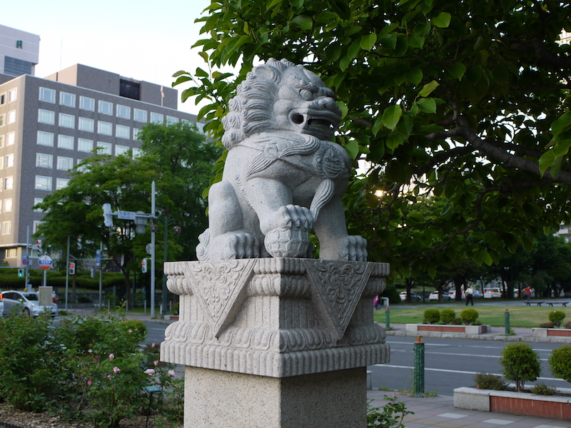 大通公園 西12丁目 東側入り口の獅子像(拡大)西側全景