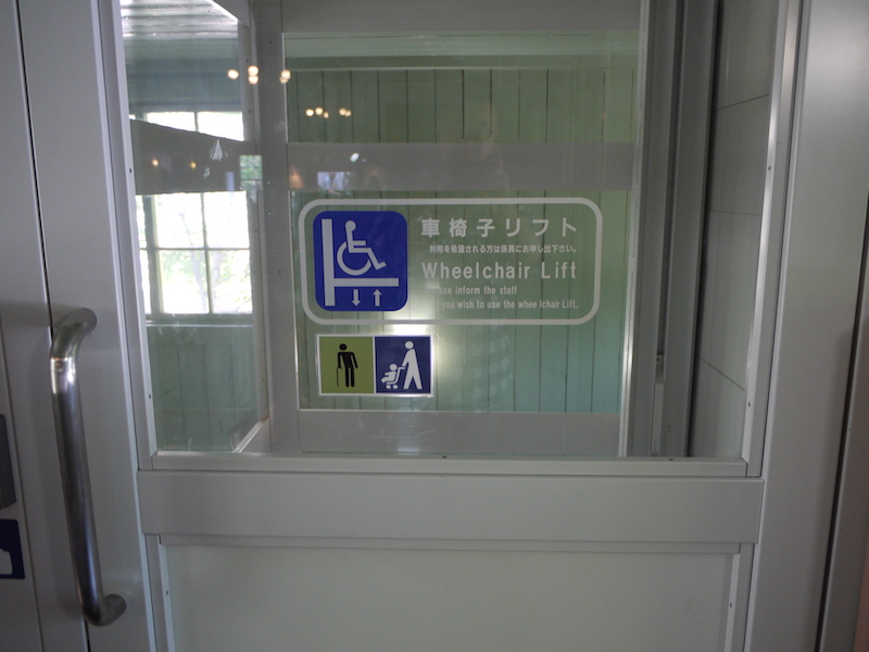 札幌市時計台(旧札幌農学校演武場) 車椅子リフト入口ドア