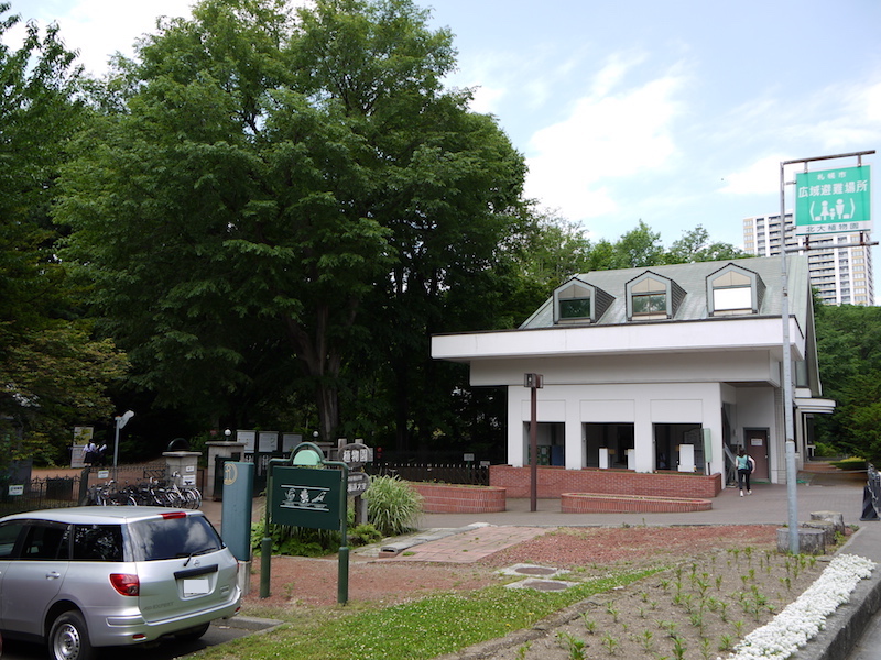 北海道大学植物園 正門付近