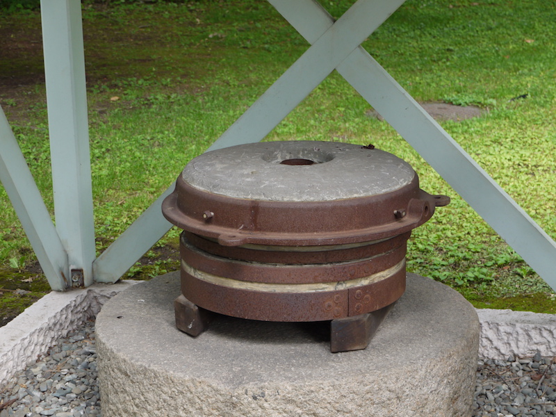 北海道大学植物園 内回りルート わが国初の輸入製粉器の石臼(2)