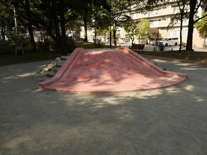 永山記念公園(札幌市) 遊具詳細 山型遊具(スロープ側)