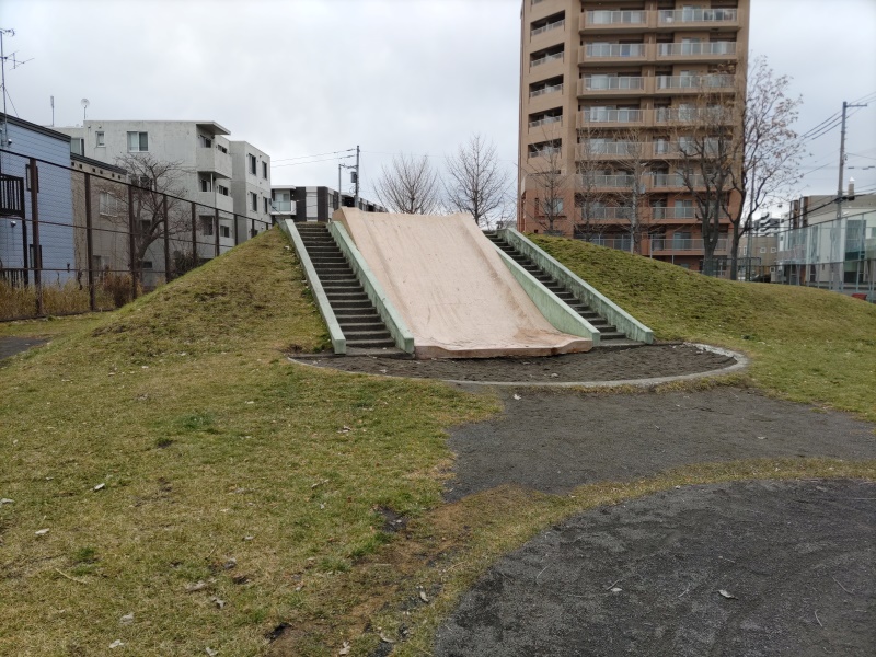 いなほ公園(札幌市) 滑り台(築山利用)
